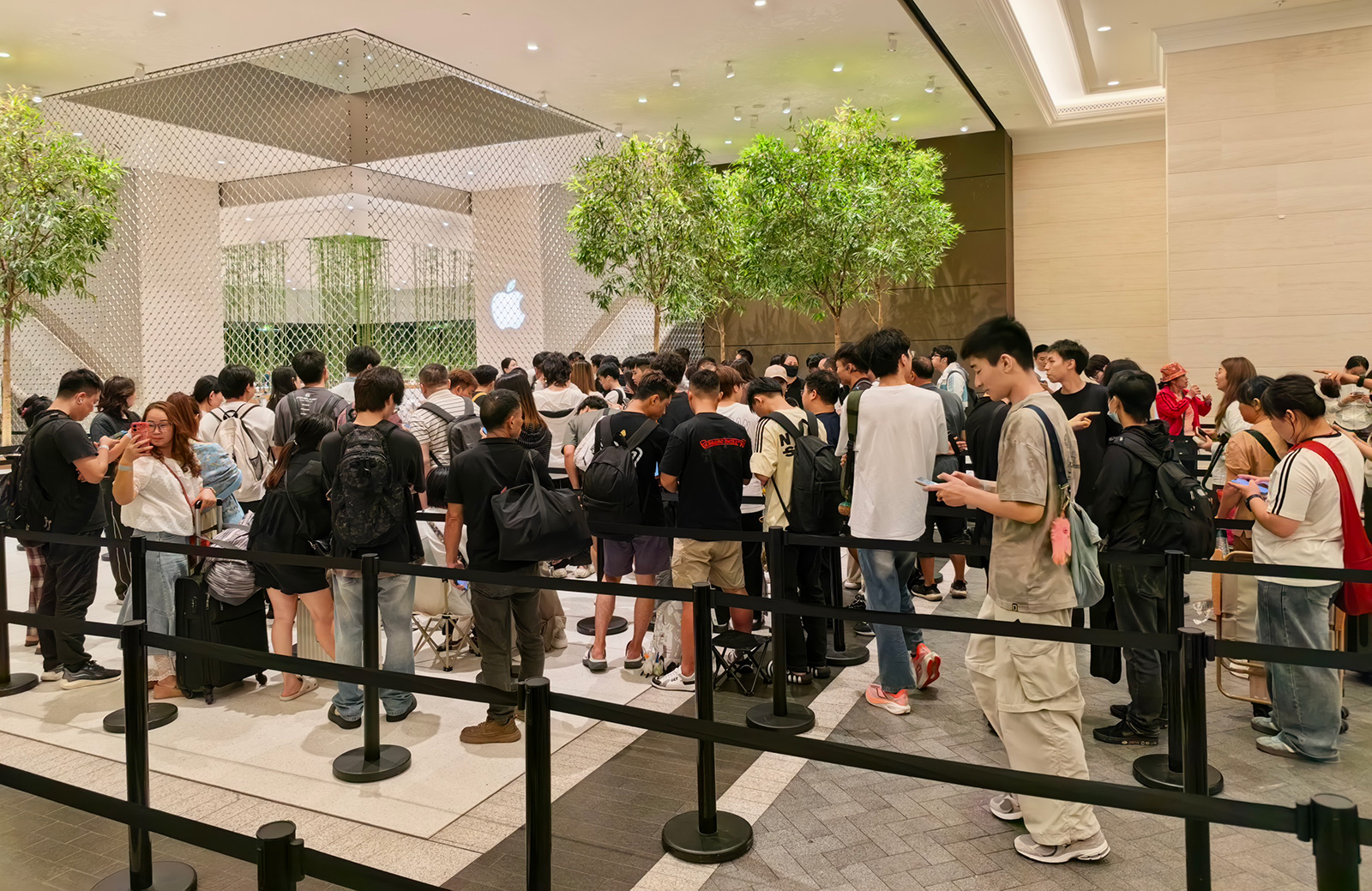 苹果iPhone Duo上市黄牛成堆！香港澳门溢价更高，一批明星已用上